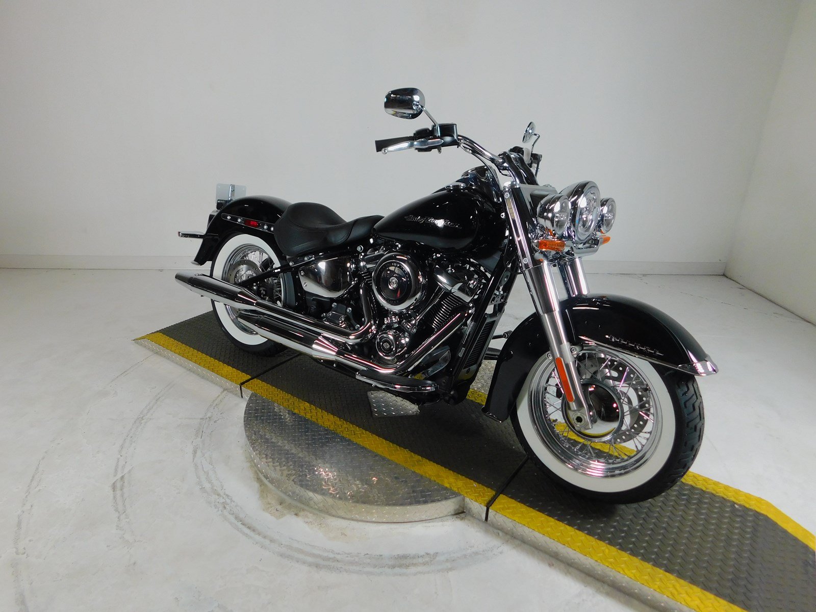 Thumbnail for Harley-Davidson Softail Deluxe 2019