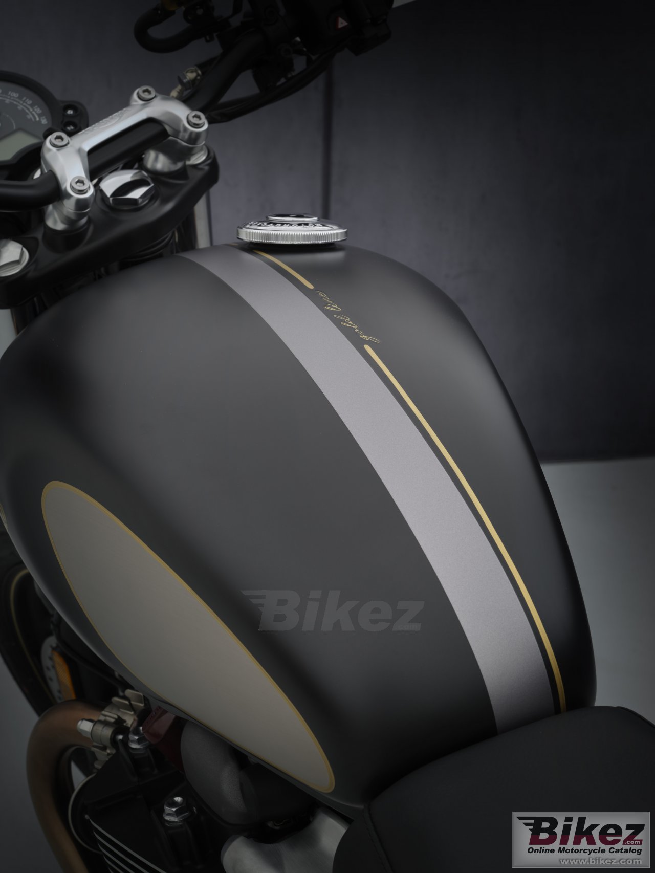 Thumbnail for Triumph Street Twin Gold Line 2021