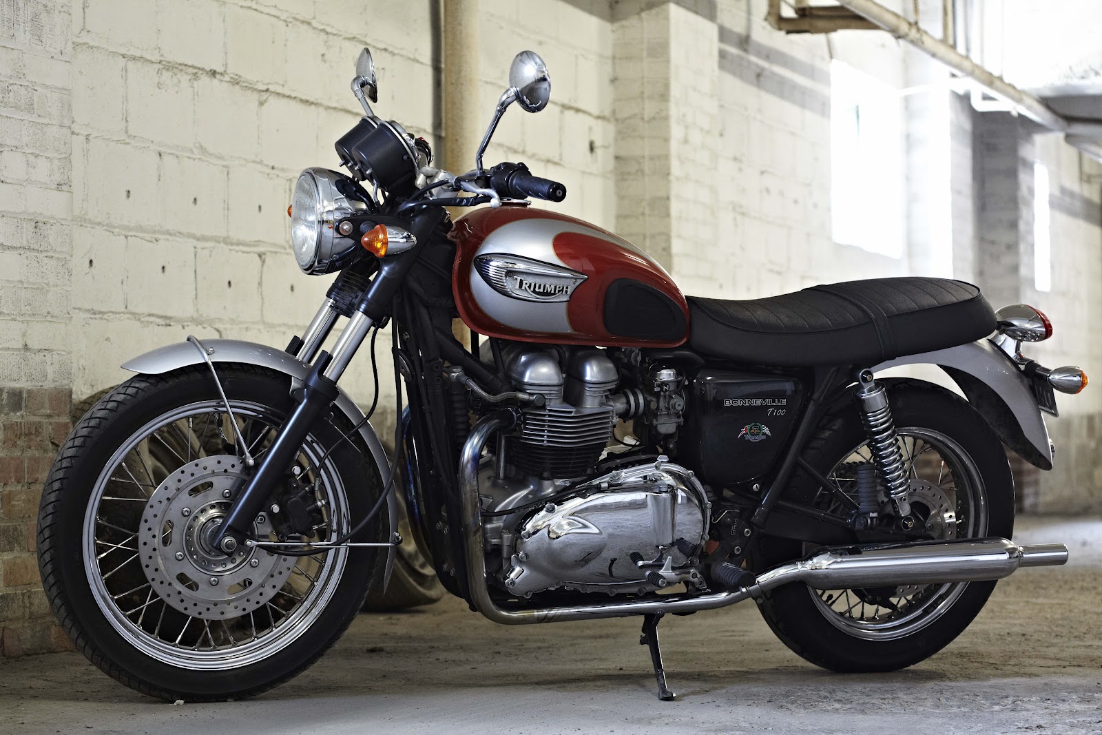 Triumph T100