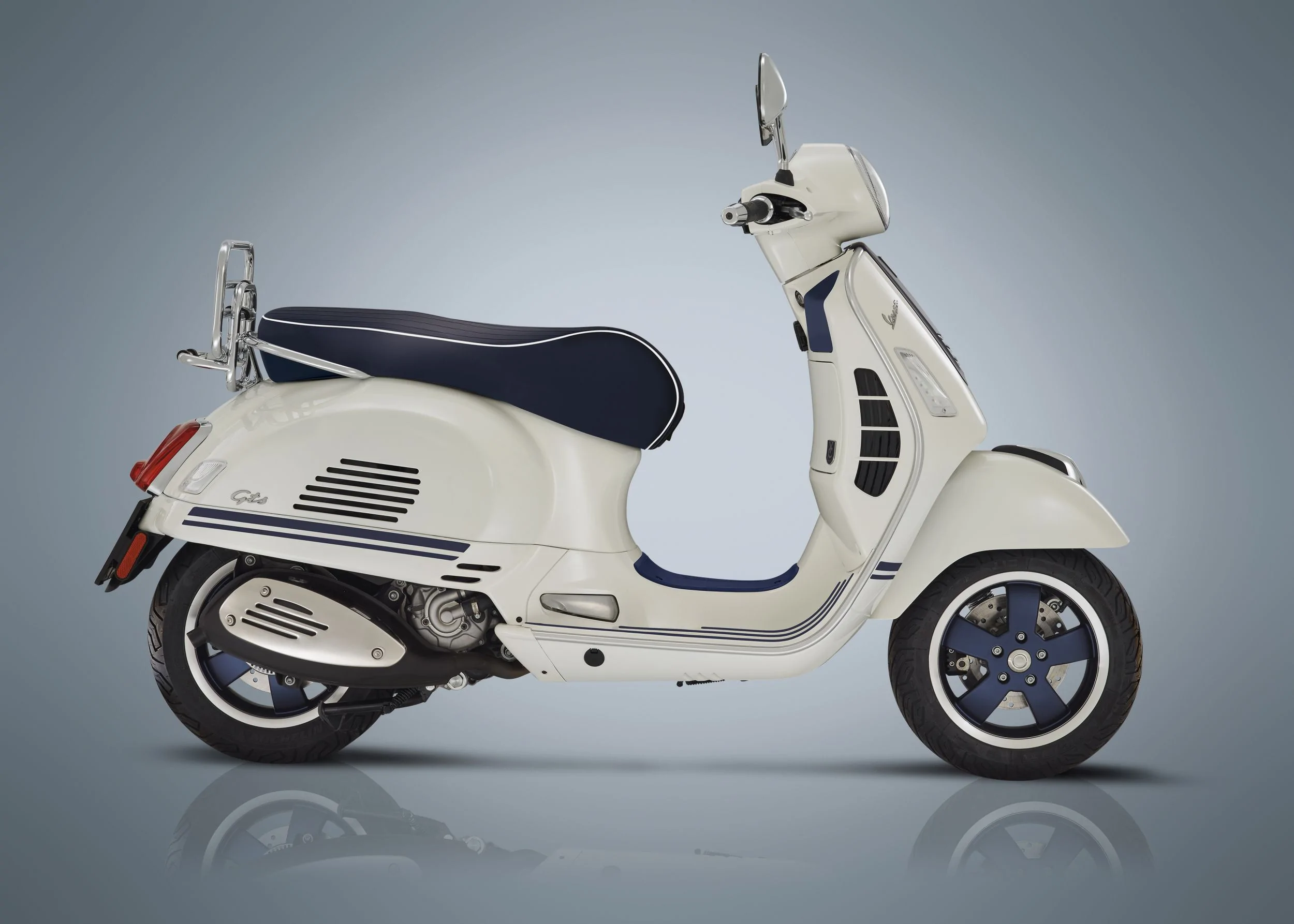 Thumbnail for Vespa GTS 300 Yacht Club 2019