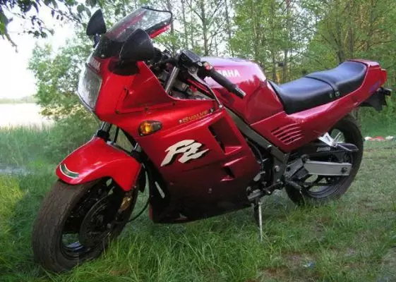 Yamaha FZ 750